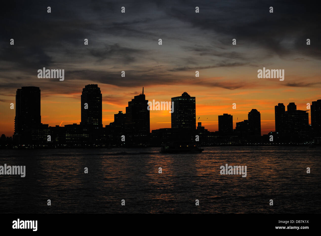 Sonnenuntergang über den Hudson River und Jersey City. Stockfoto