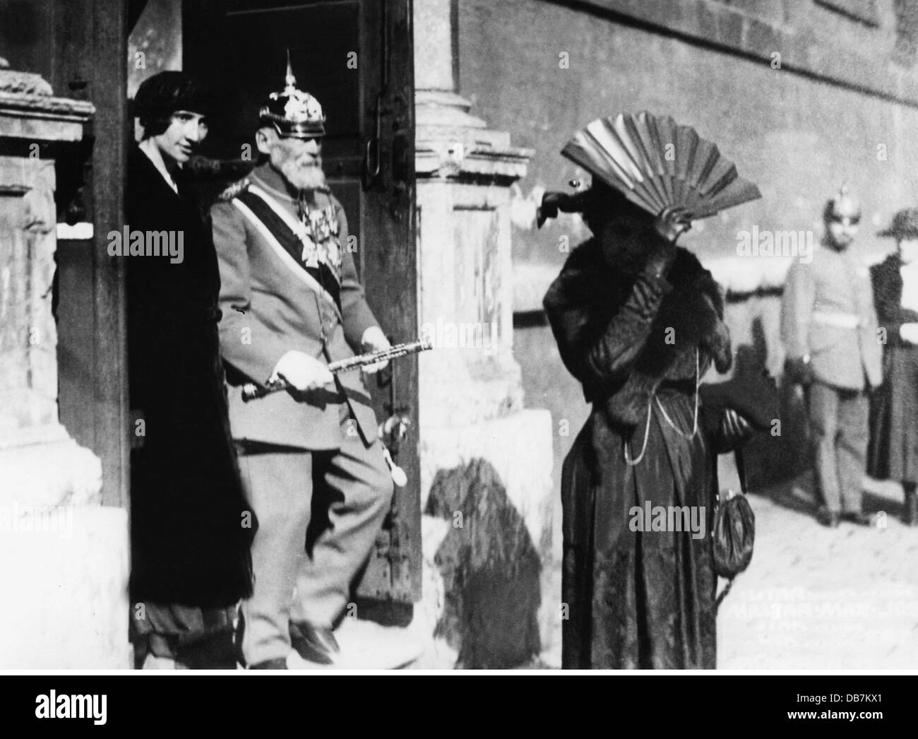 Leopold-Fürst von Bayern, 9.2.1846 - 28.9.1930, deutscher General, volle Länge, mit Frau Erzduchess Gisela von Österreich, die Münchner Residenz verlassen, 13.10.1921, Stockfoto Leopold-Fürst von Bayern, 9.2.1846 - 28.9.1930, deutscher General, volle Länge, mit Frau Erzduchess Gisela von Österreich, die Münchner Residenz verlassen, 13.10.1921, Stockfoto