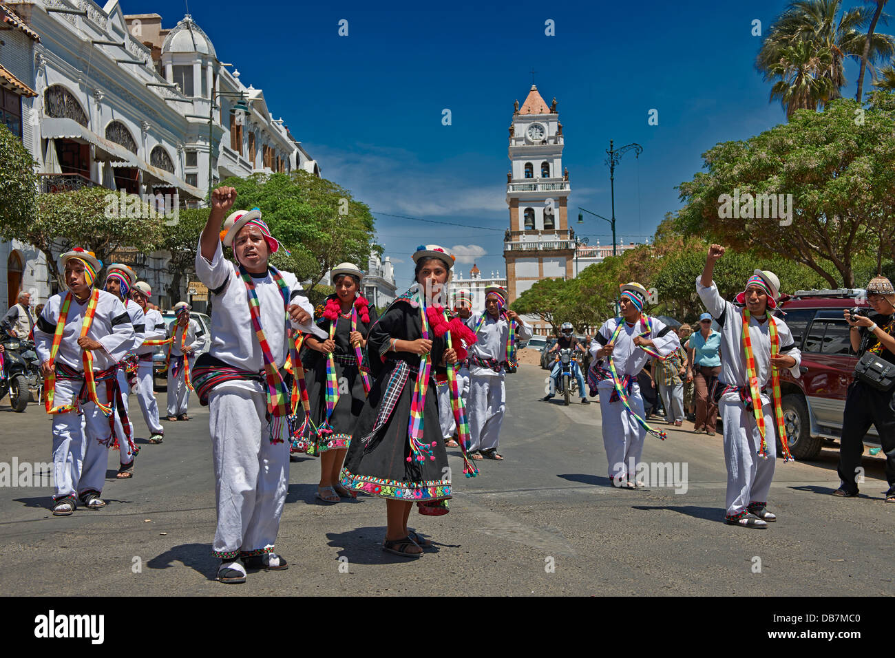 indigenes Volk mit traditionellen Kostümen tanzen in die Straße von Sucre, Bolivien, Südamerika Stockfoto