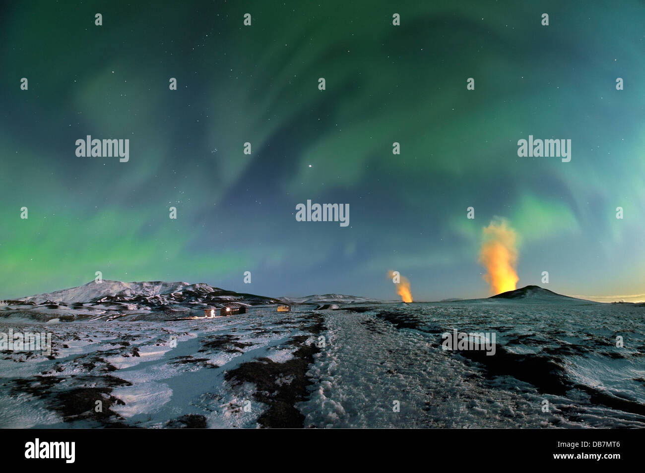 Aurora und geothermische Kraftwerk auf der Krafla Berg Stockfoto