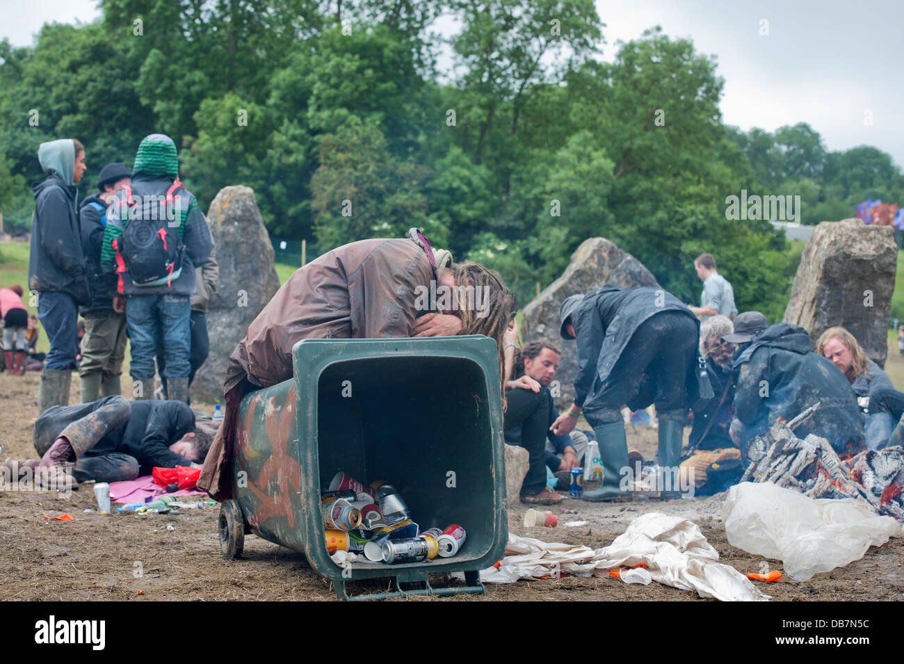 Glastonbury 2013 UK Nachtschwärmer aufwachen in den Steinkreis Stockfoto