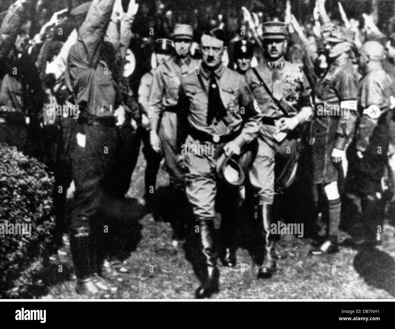 Hitler, Adolf, 20.4.1889 - 30.4.1945, deutscher Politiker (NSDAP), mit Franz Pfeffer von Salomons auf einer Partherkundgebung, 1930, Stockfoto