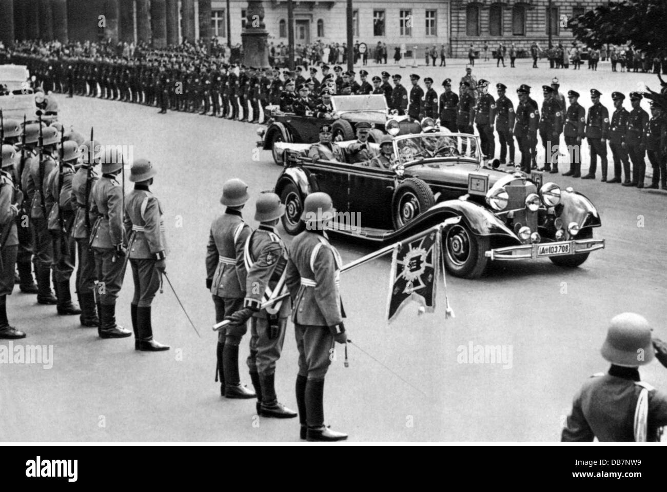 Mussolini, Benito, 29.7.1883 - 28.4.1945, italienischer Politiker (PNF), Premierminister 30.10.1922 - 25.7.1943, Besuch in Deutschland 25. - 29.9.1937, mit Reichskanzler Adolf Hitler im Auto, unter den Linden, Berlin, Stockfoto