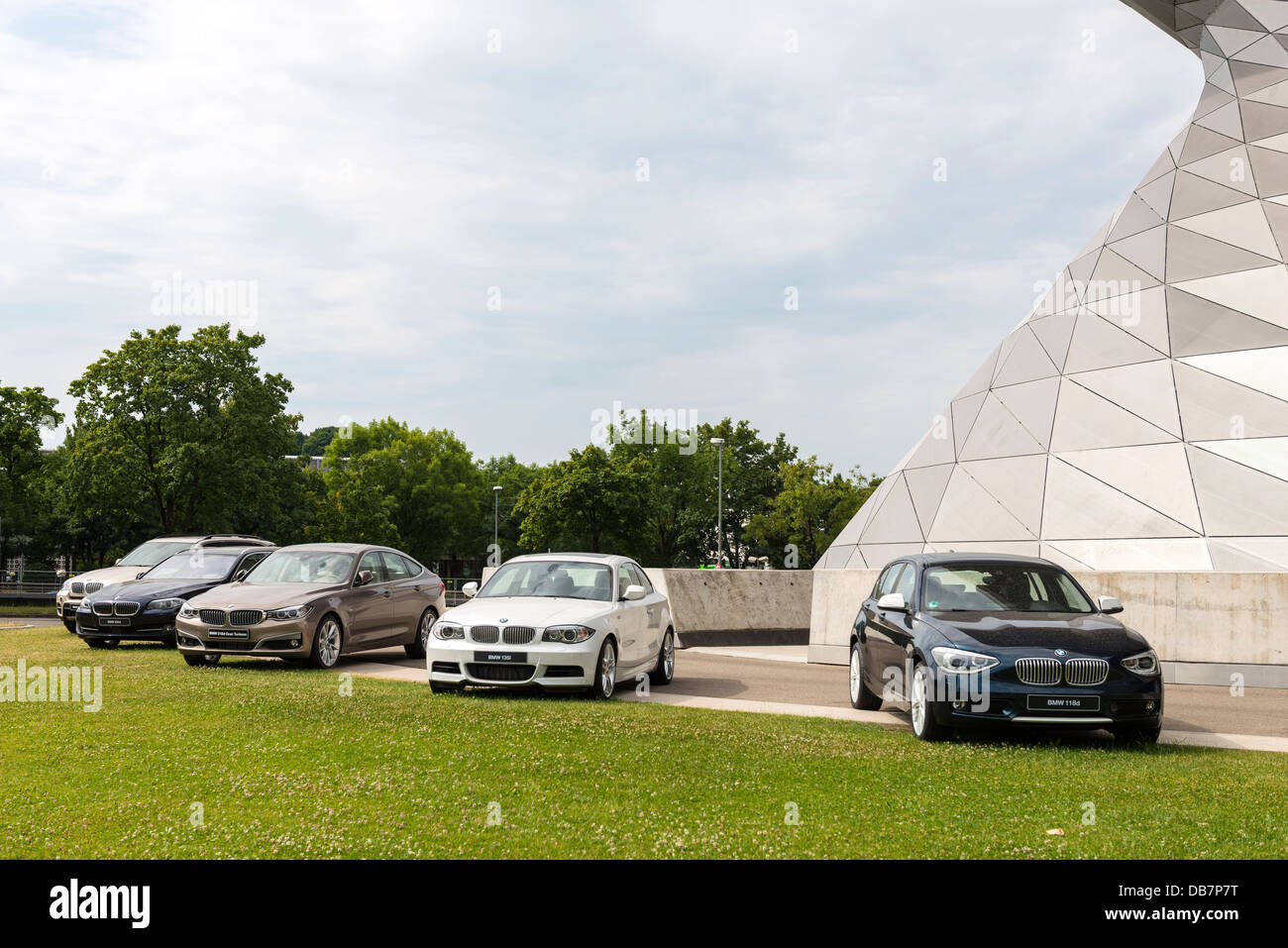Neue bmw autos vor der BMW-Welt in München Stockfoto