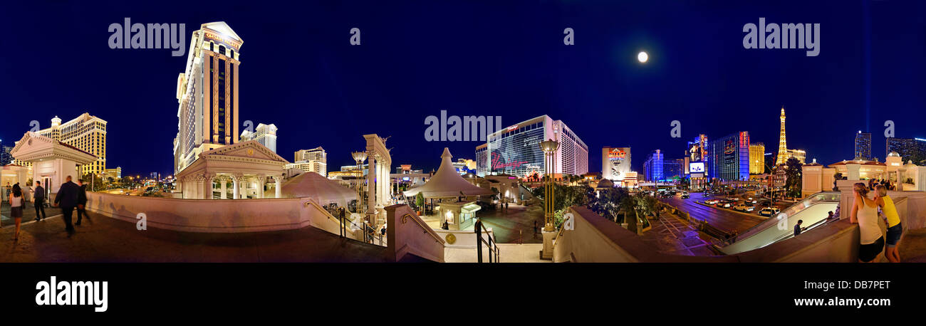 360° Panorama des Las Vegas Boulevards in der Nacht Stockfoto