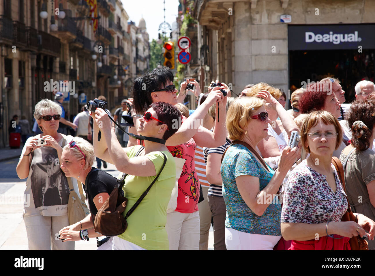 alle weiblichen Reisegruppe in Sant Jaume Platz Barcelona Katalonien Spanien Stockfoto