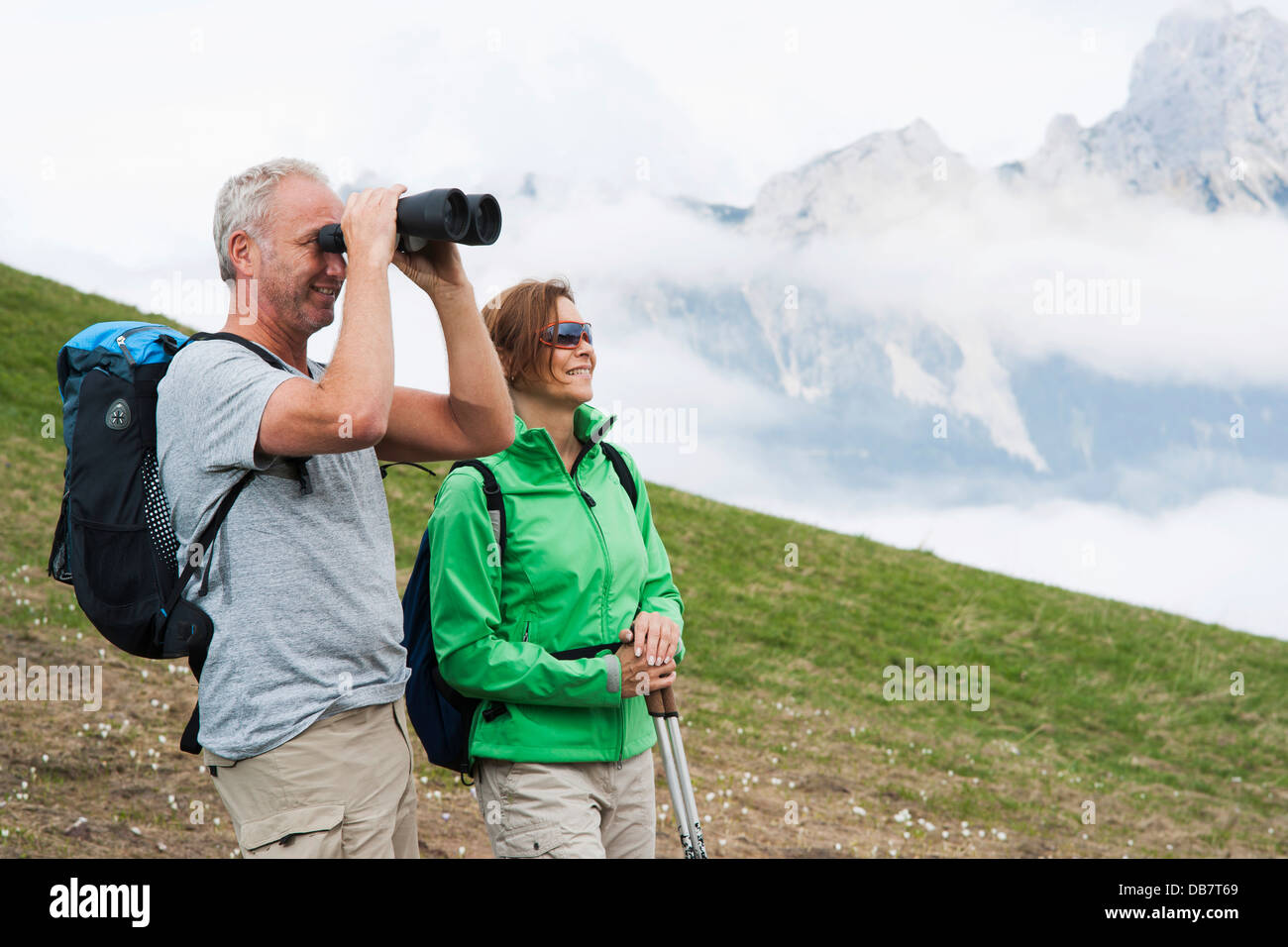 Paar genießt die Neblige Sicht beim Wandern Stockfoto