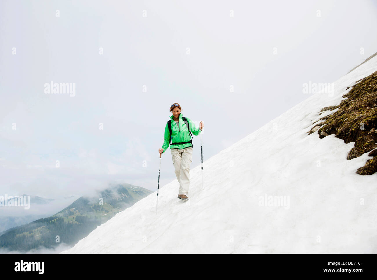 Paar bewegen über ein Schneefeld während ihrer Wanderung zum Mt. Neunerkoepfle Stockfoto
