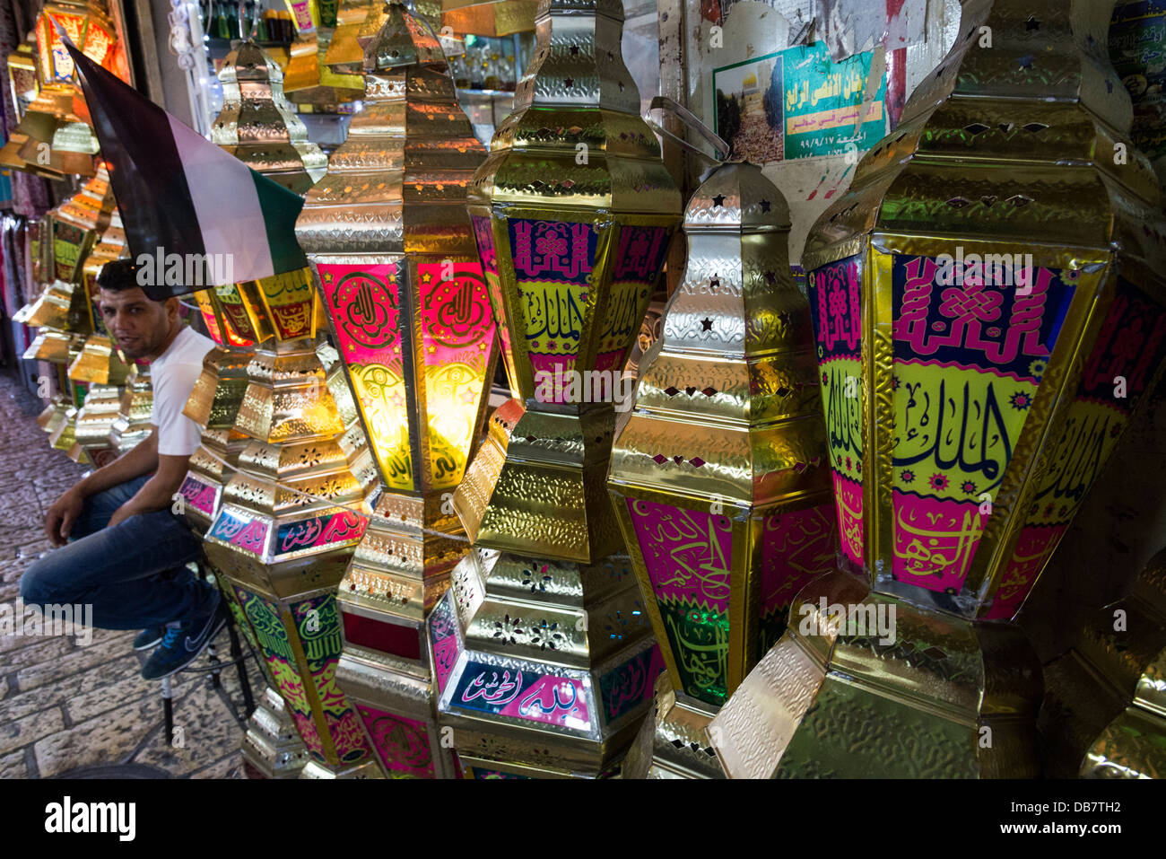 Plaestinian Hawker verkaufen traditionelle Ramadan Dekorationen Fanuz. Altstadt von Jerusalem. Israel Stockfoto