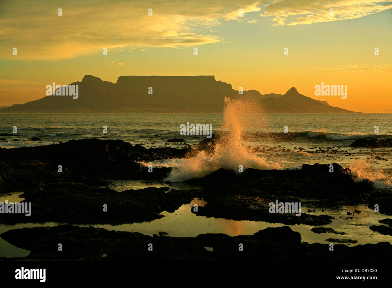 Südafrika - Kapstadt - Tafelberg Tafelbucht Table Mountain Blouberg Sonnenuntergang über Kapstadt Atlantischen Ozean Wellen Stockfoto