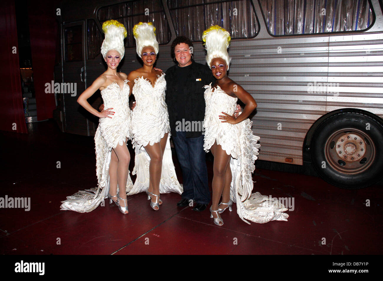 Schauspielerin Ashley Spencer, Dot-Marie Jones, Jacqueline B. Arnold und Anastacia McCleskey Glee Dot-Marie Jones besucht die Besetzung des Broadway-Musicals "Priscilla: Königin der Wüste" hinter den Kulissen von the Palace Theatre New York City, USA - 15.05.11 Stockfoto