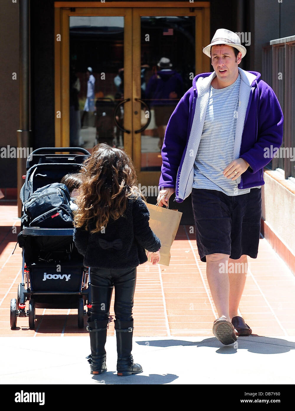 Adam Sandler Einkaufen mit seinen Töchtern Sadie und Sunny in Century City Mall in Beverly Hills, Los Angeles, Kalifornien, USA - 15.05.11 Stockfoto