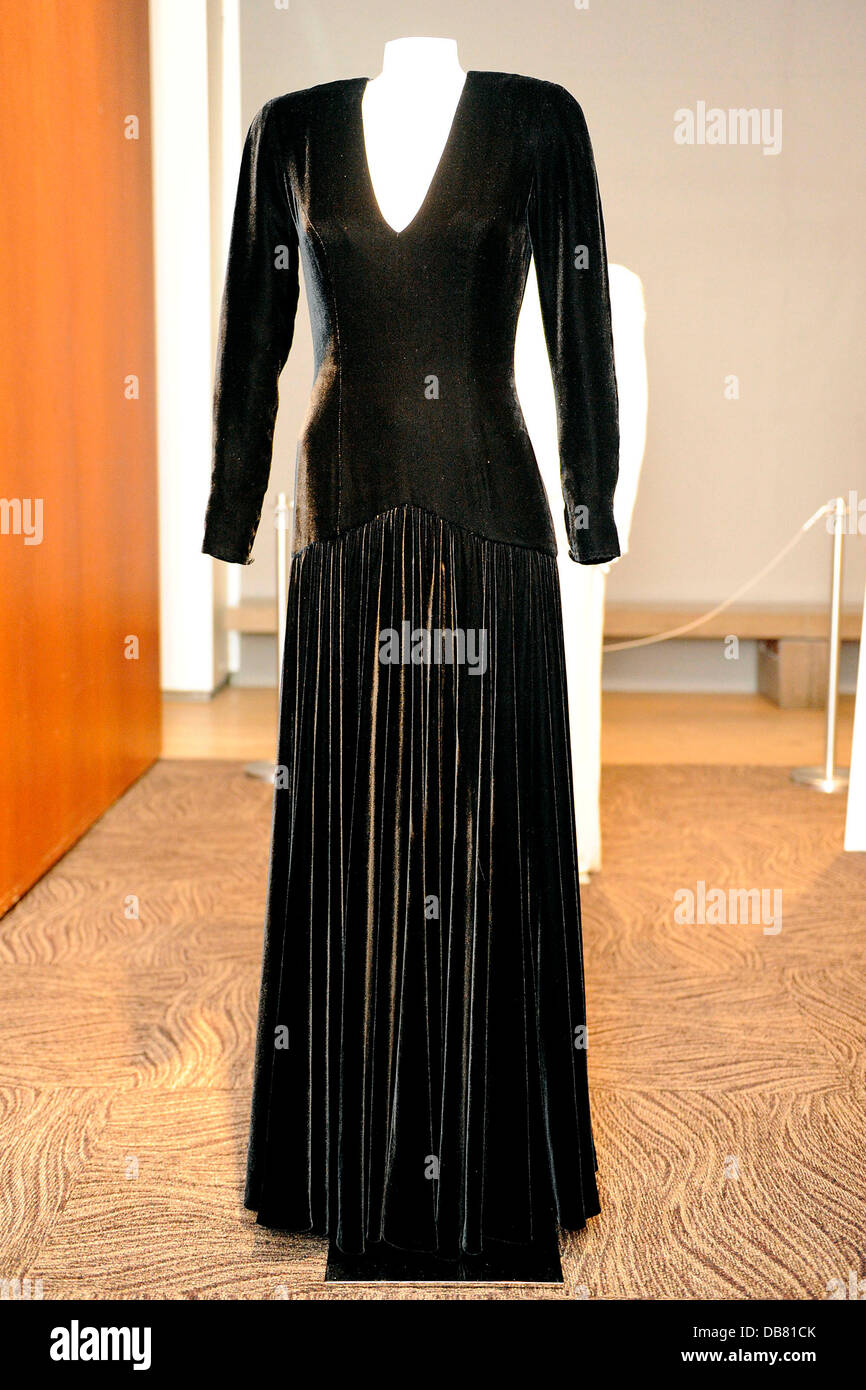Einen langen, dramatischen Abendkleid aus schwarzem Samt von Bruce  Oldfield. "Das Leben einer königlichen Ikone" – eine Sammlung von 14  Kleider der verstorbenen Diana, Princess of Wales, momentan angezeigten an  Torontos Design