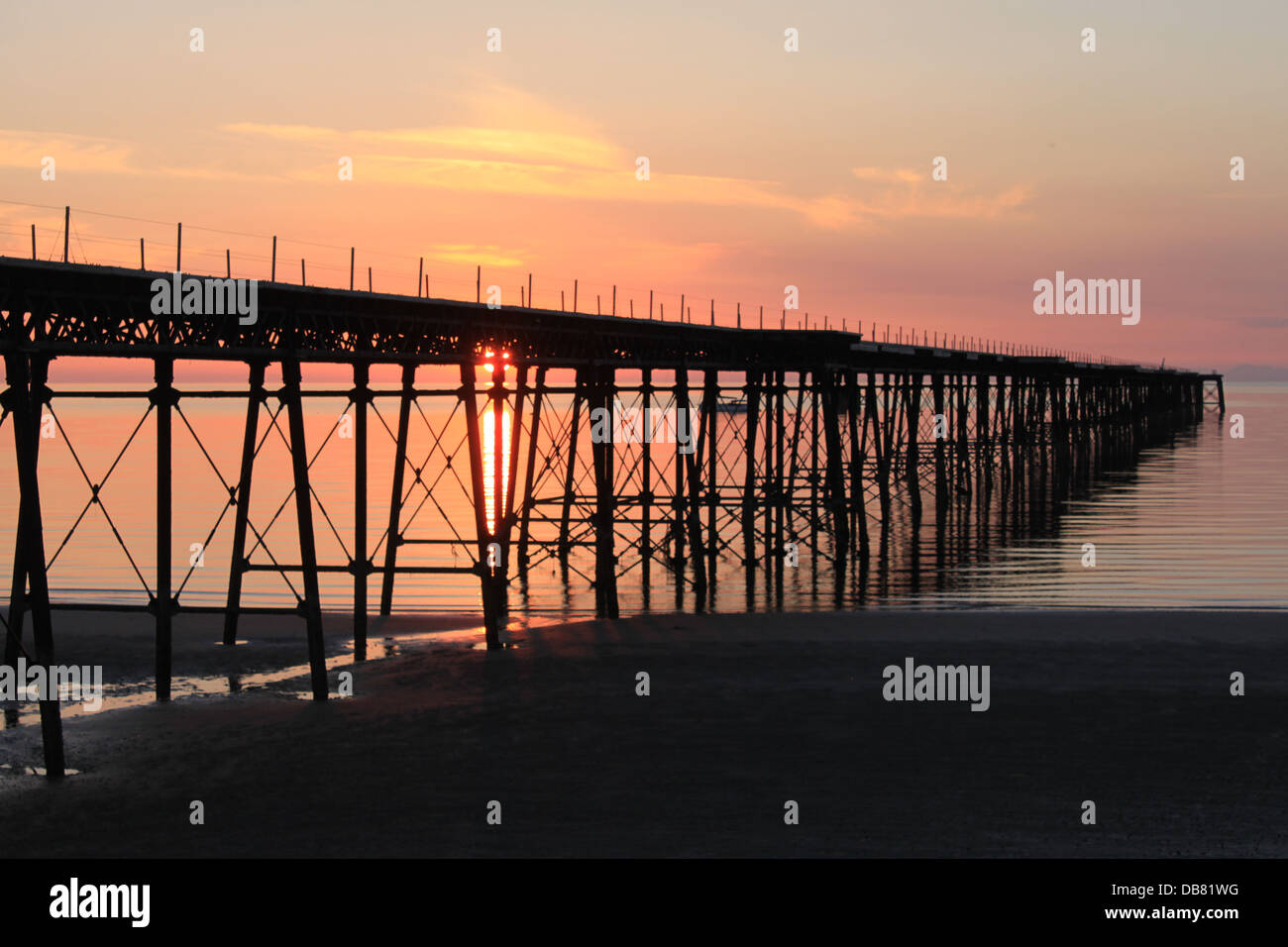 Sonnenaufgang hinter den alten eisernen Pier, Ramsey, Isle Of Man, britische Inseln Stockfoto