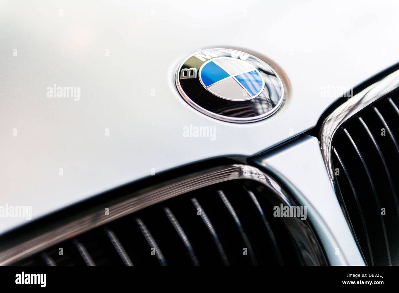 Neue Bmw-Motorhaube mit BMW Emblem Stockfotografie - Alamy