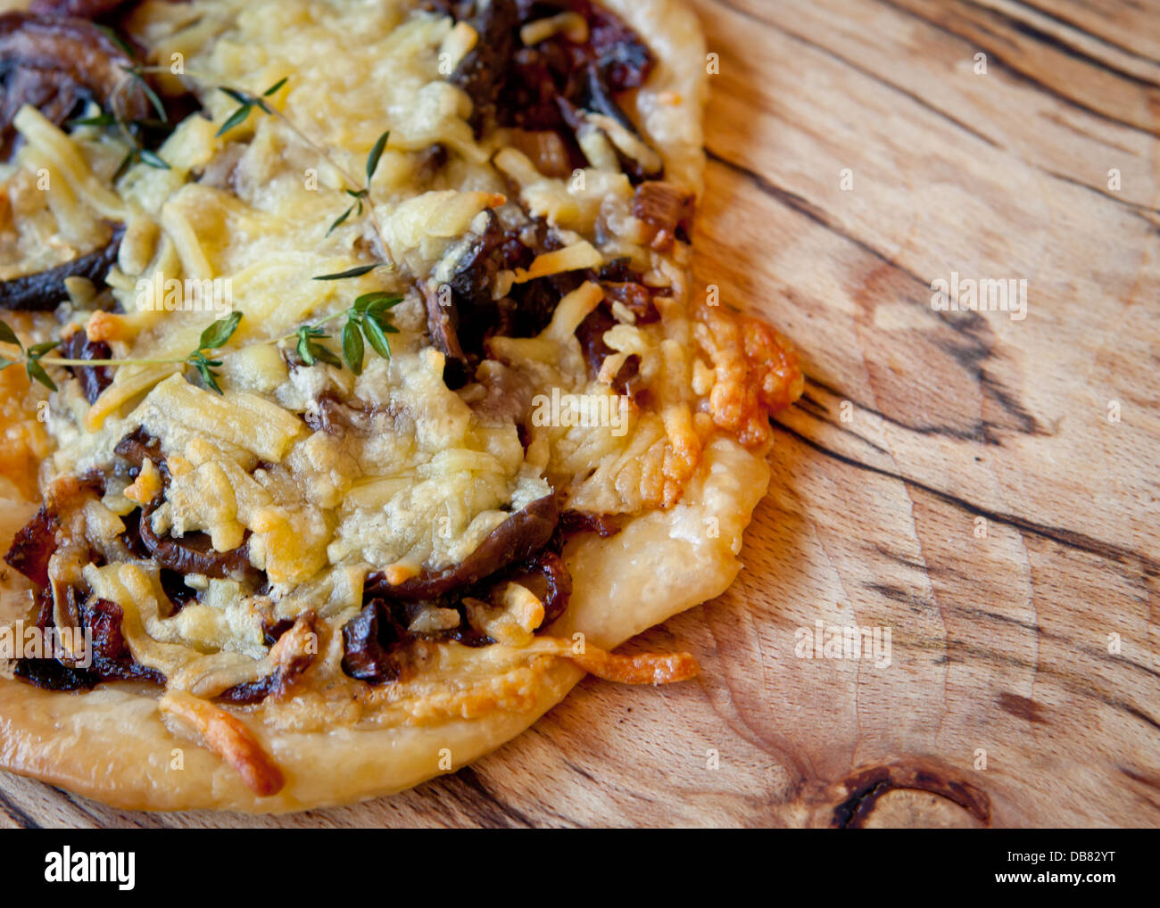 Stück hausgemachte Pizza in einem café Stockfoto