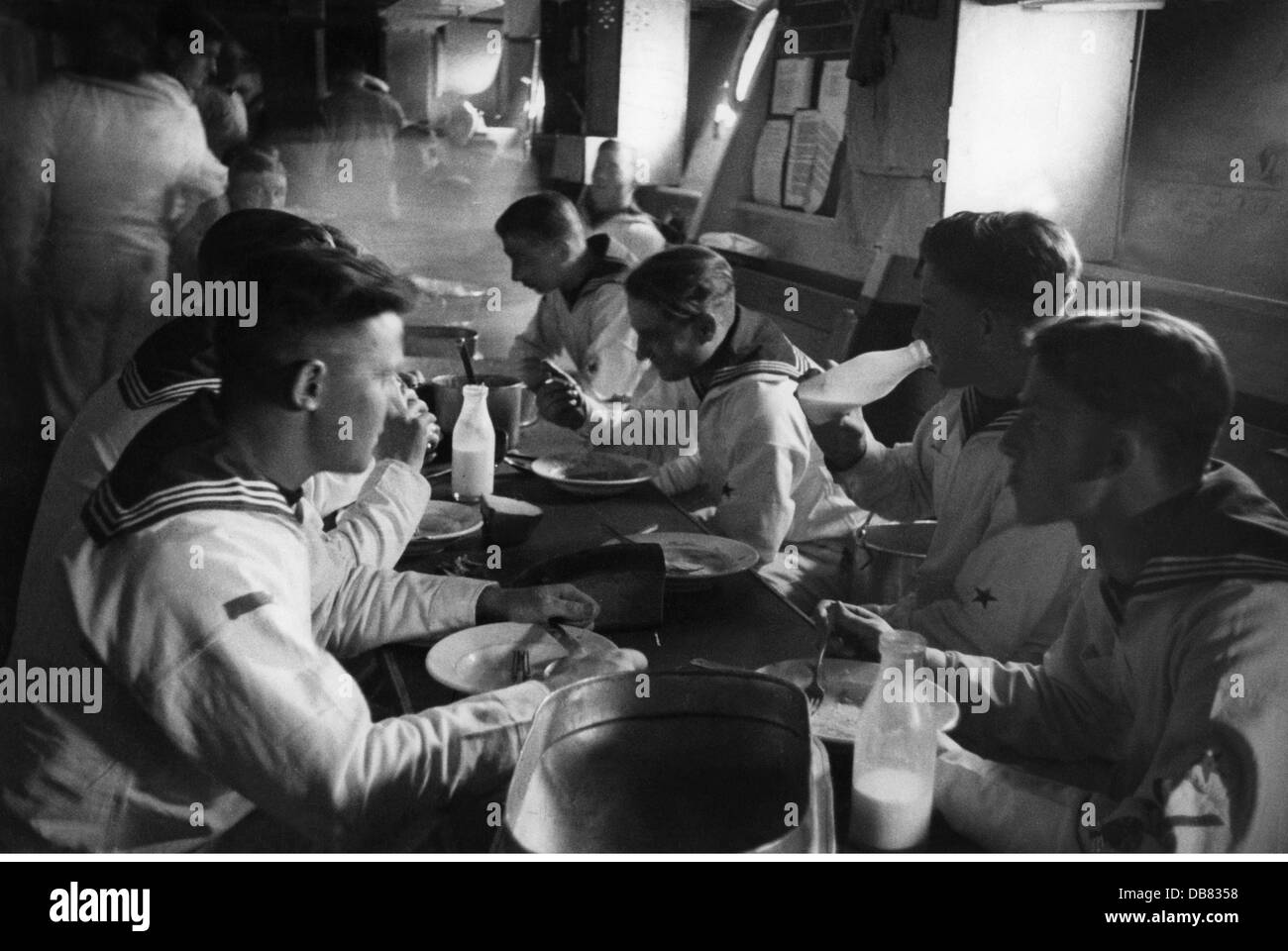 Nationalsozialismus / Nationalsozialismus, Militär, Marine, Seemann, Mahlzeit im eingetragenen Männer-Speisesaal des leichten Kreuzers 'Königsberg', 1935, Zusatz-Rechte-Clearences-nicht vorhanden Stockfoto