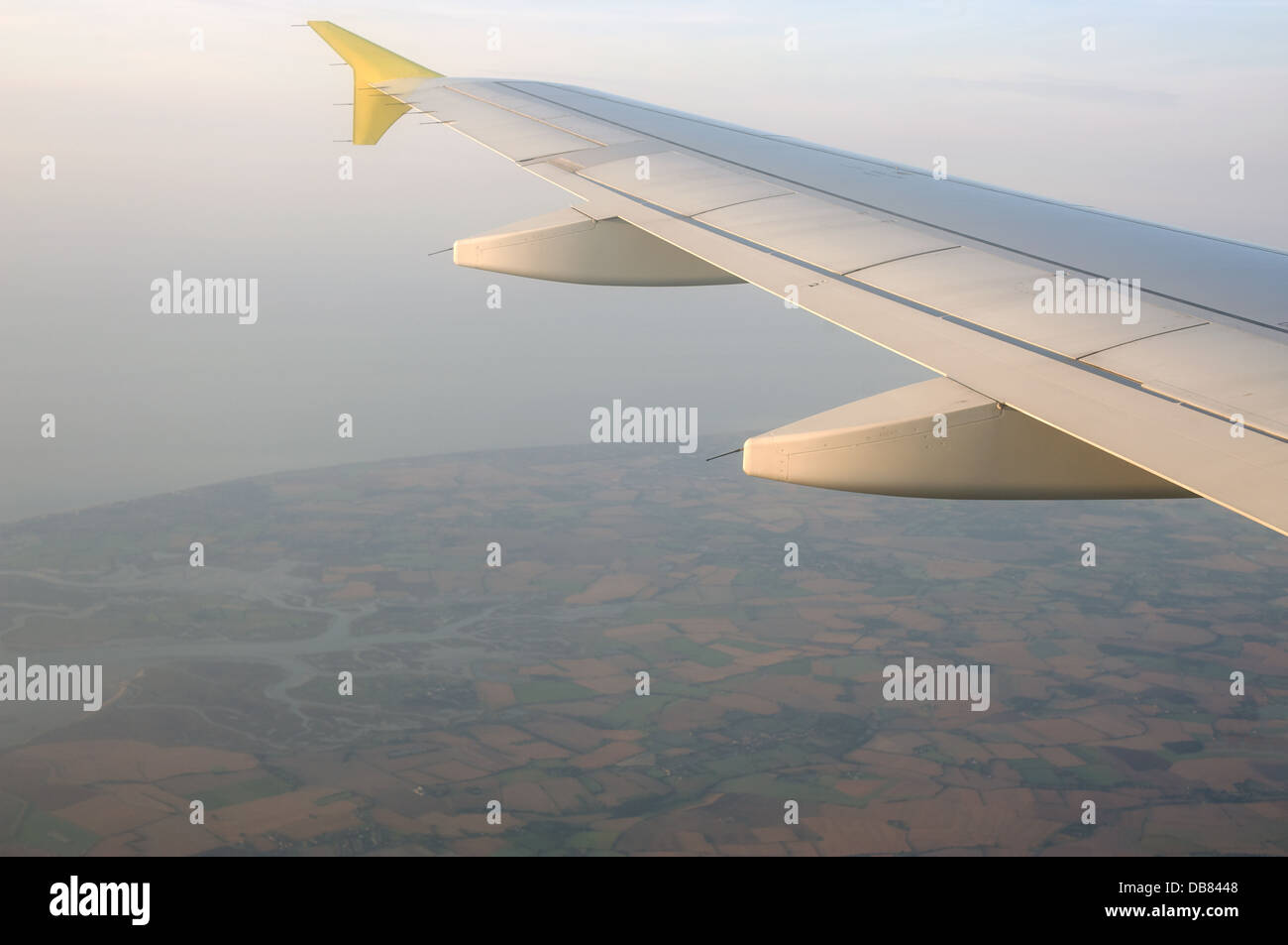 Verkehrsflugzeug fliegt über der Küste von Essex in der Nähe von Clacton-on-sea auf dem Weg zum Flughafen Stansted Stockfoto