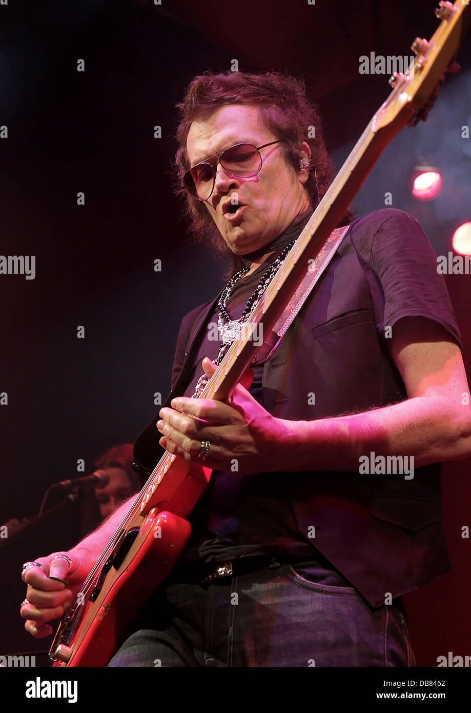 Ehemalige Deep Purple Bassist Glenn Hughes, jetzt von Black Country Kommunion, führt auf der Bühne im Pazifik Straße Arts Centre. Birkenhead, England - 17.05.11 Stockfoto