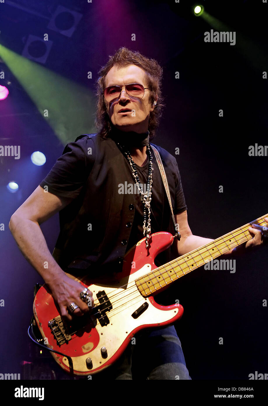 Ehemalige Deep Purple Bassist Glenn Hughes, jetzt von Black Country Kommunion, führt auf der Bühne im Pazifik Straße Arts Centre. Birkenhead, England - 17.05.11 Stockfoto