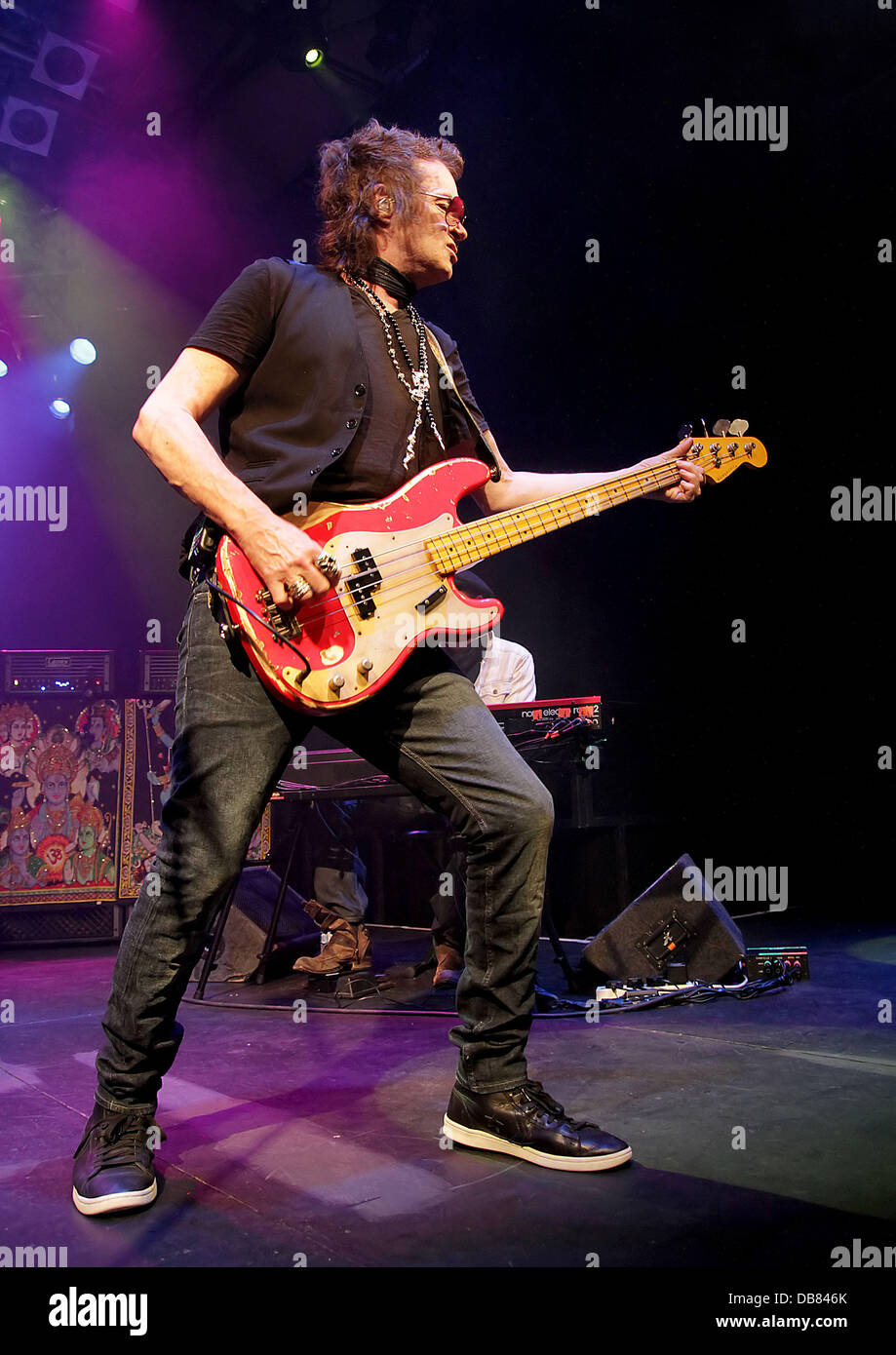 Ehemalige Deep Purple Bassist Glenn Hughes, jetzt von Black Country Kommunion, führt auf der Bühne im Pazifik Straße Arts Centre. Birkenhead, England - 17.05.11 Stockfoto