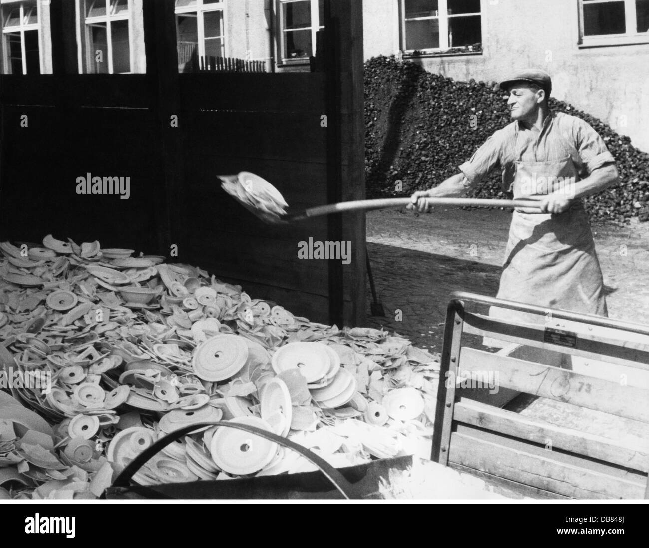 Industrie, Porzellan, Arbeiter mit ausrangierten Porzellan, Rosenthal, Selb, 1960, Zusatz-Rechte-Clearences-nicht vorhanden Stockfoto