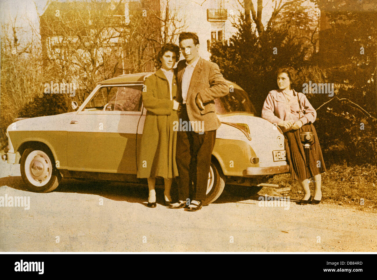 Transport / Transport,Auto,Fahrzeugvarianten,Lloyd LP 600,hergestellt von: Lloyd Motoren Werke GmbH,Bremen,Familie posiert stolz vor dem Auto,Kehl,Baden-Württemberg,Deutschland,1957,Autobesitzer,Kleinwagen,19 PS,600 Kubikzentimeter,Viertaktmotor,Viertaktmotor,Viertaktmotor,Viertaktmotor,Viertaktmotoren,Viertaktmotoren,vier-Zyklenmotoren,Nachkriegszeit,günstige Autofahrer,günstige Nachkriegszeit,günstige Autohersteller,Tiefdruckenlage,Tiefdruckenlage,Tiefdruckenlage,Tiefdruckenlage,Tiefdrucken  LW AT  ,Tiefdrucken  LW AT  ,Tiefdrucken  LW AT  ,Tiefdrucken  LW AT  ,Tiefdrucken  LW AT  ,Tiefdrucken  LW AT  ,Tiefdrucken  LW AT  ,Tiefdrucken  LW AT  ,Tiefdrucken  LW AT  ,Tiefdrucken  LW AT  ,Tiefdrucken  LW AT  ,Tiefdrucken  LW AT  ,Tiefdrucken  LW AT  ,Tiefdrucken  LW AT  ,Tief Stockfoto