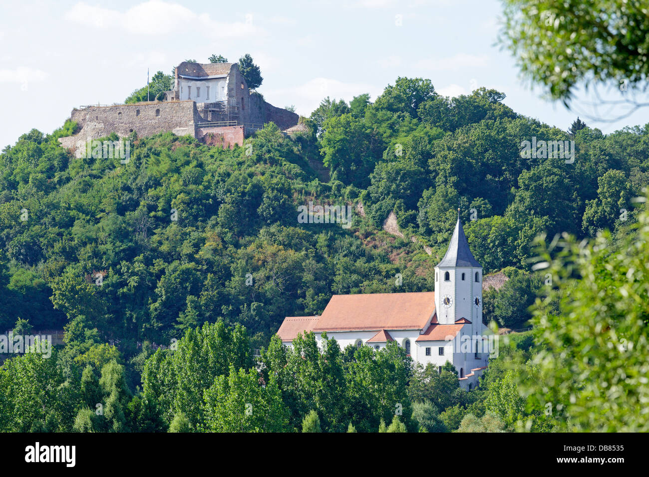 Burgruinen und St. Michael Church, Donaustauf, Bayern, Deutschland Stockfoto
