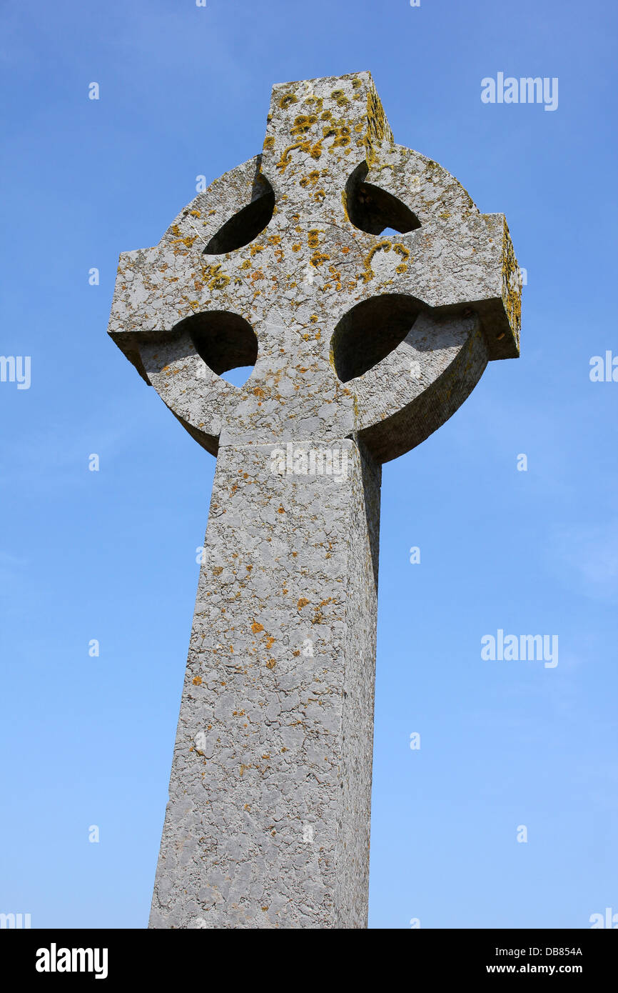 Keltenkreuz Stein von Llanddwyn Island War Memorial gesetzt gegen blauen Himmel Stockfoto Keltenkreuz Stein von Llanddwyn Island War Memorial gesetzt gegen blauen Himmel Stockfoto