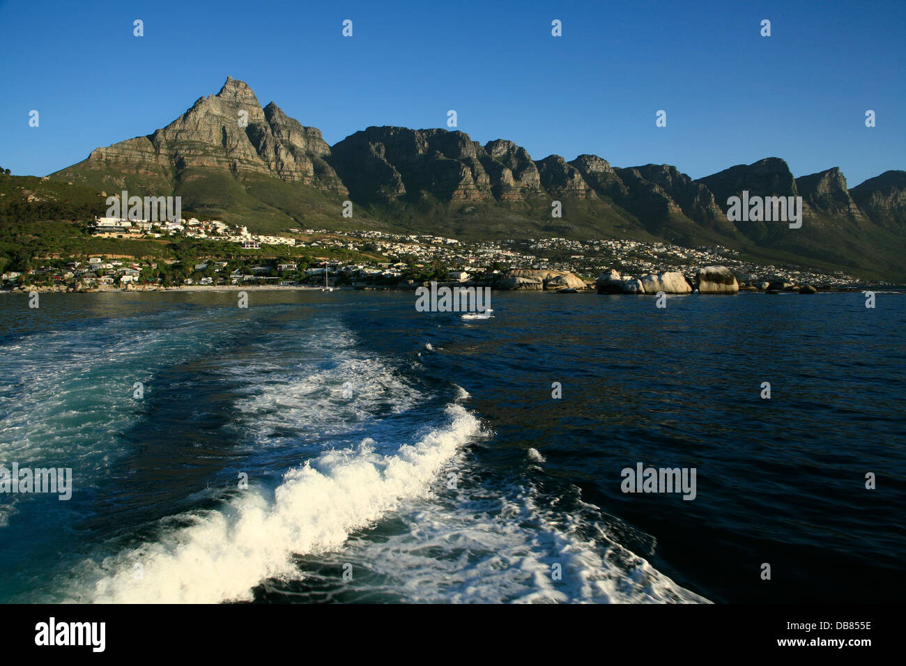 Clifton Beach und Table Mountain und der zwölf Apostel bei Sonnenuntergang in Kapstadt. © Jeremy Jowell Stockfoto