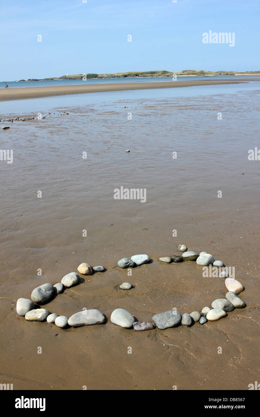 Steinkreis am Strand - mit Blick auf Llanddwyn Insel Anglesey Newborough Warren Stockfoto