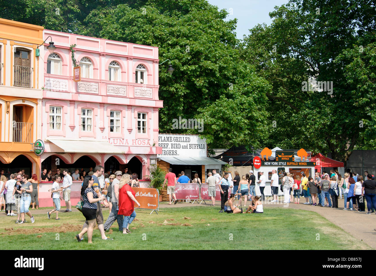 Kundenansturm vor der Barclaycard britischen Sommer Festival im Hyde Park, London, Freitag, 5. Juli 2013. Stockfoto