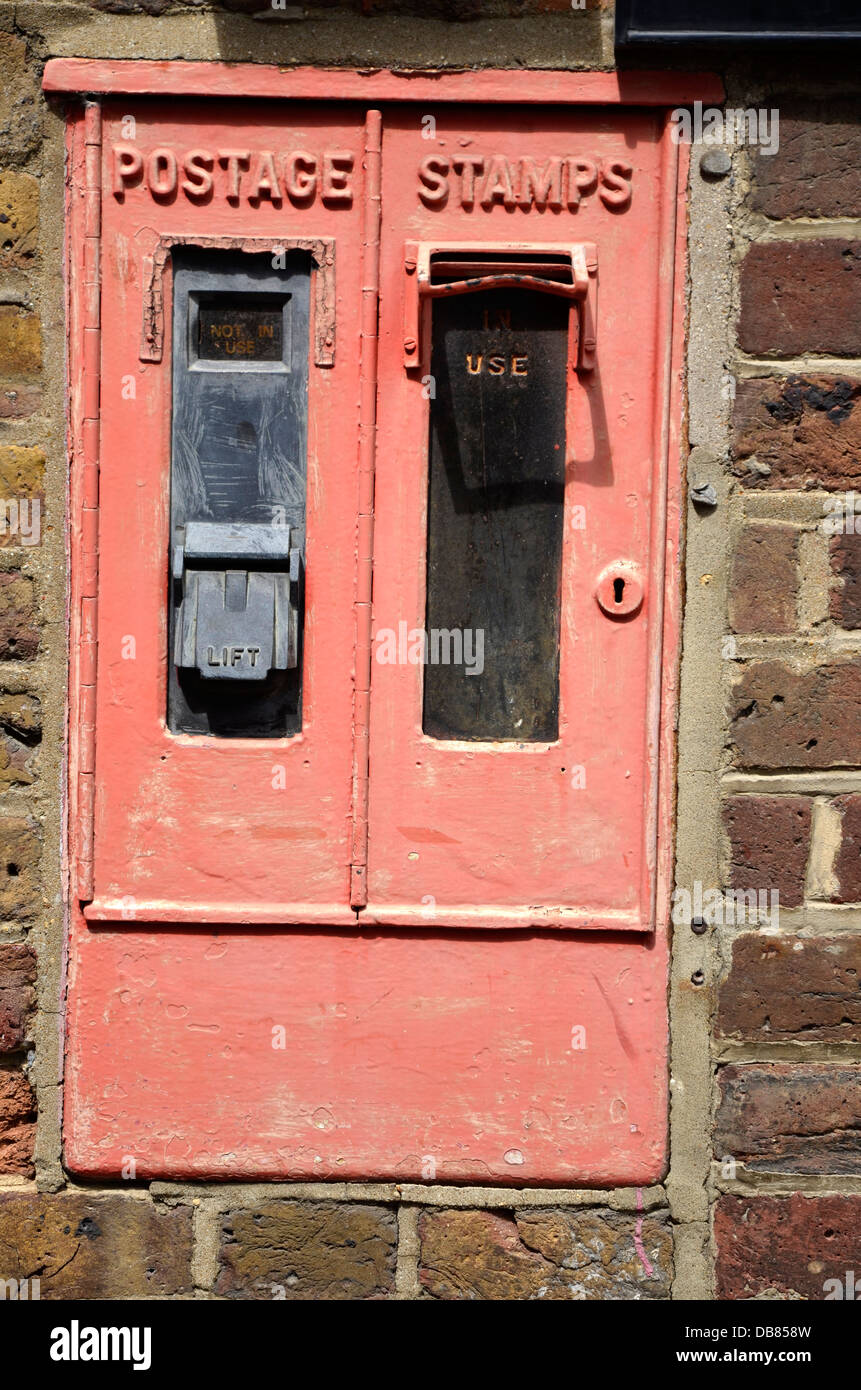 Eine altmodische Briefmarke dispenser Stockfoto