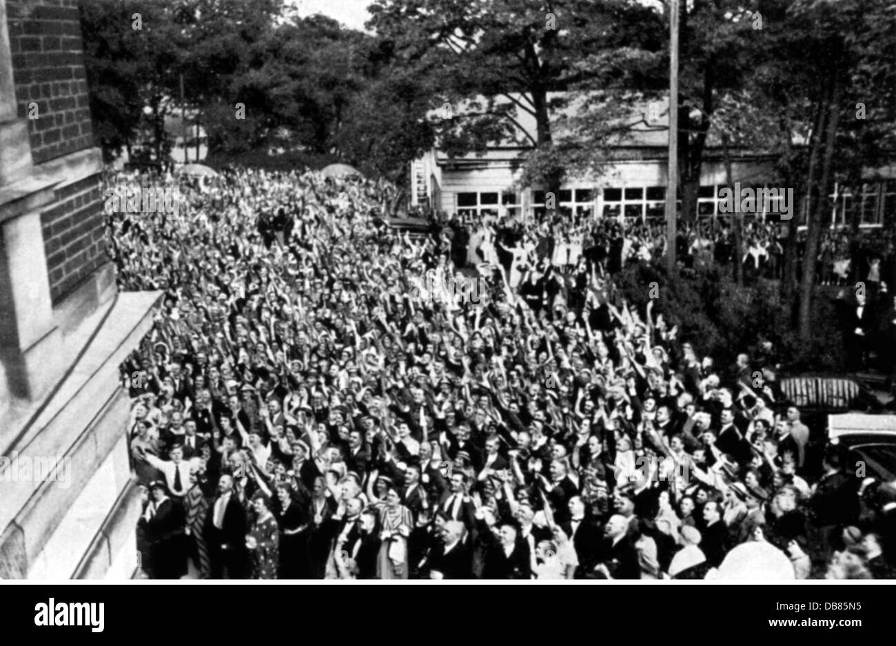 Nationalsozialismus / Nationalsozialismus, Menschen, Menschenmenge vor dem Festspielhaus in Bayreuth Gruß Adolf Hitler, Richard Wagner Festspiele, um 1935, Zusatzrechte-Clearences-nicht vorhanden Stockfoto
