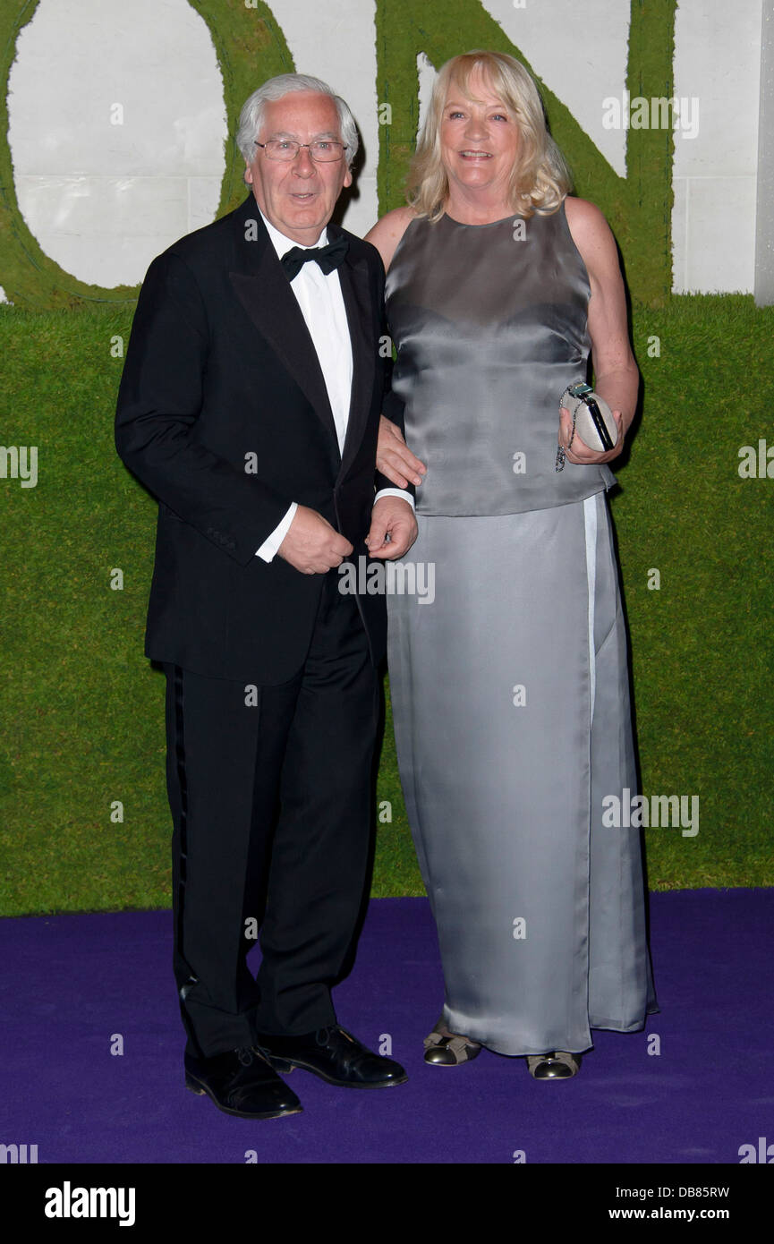 Mervyn King und unbekannten Gast kommen für Wimbledon Champions Dinner 2013 in London. Stockfoto