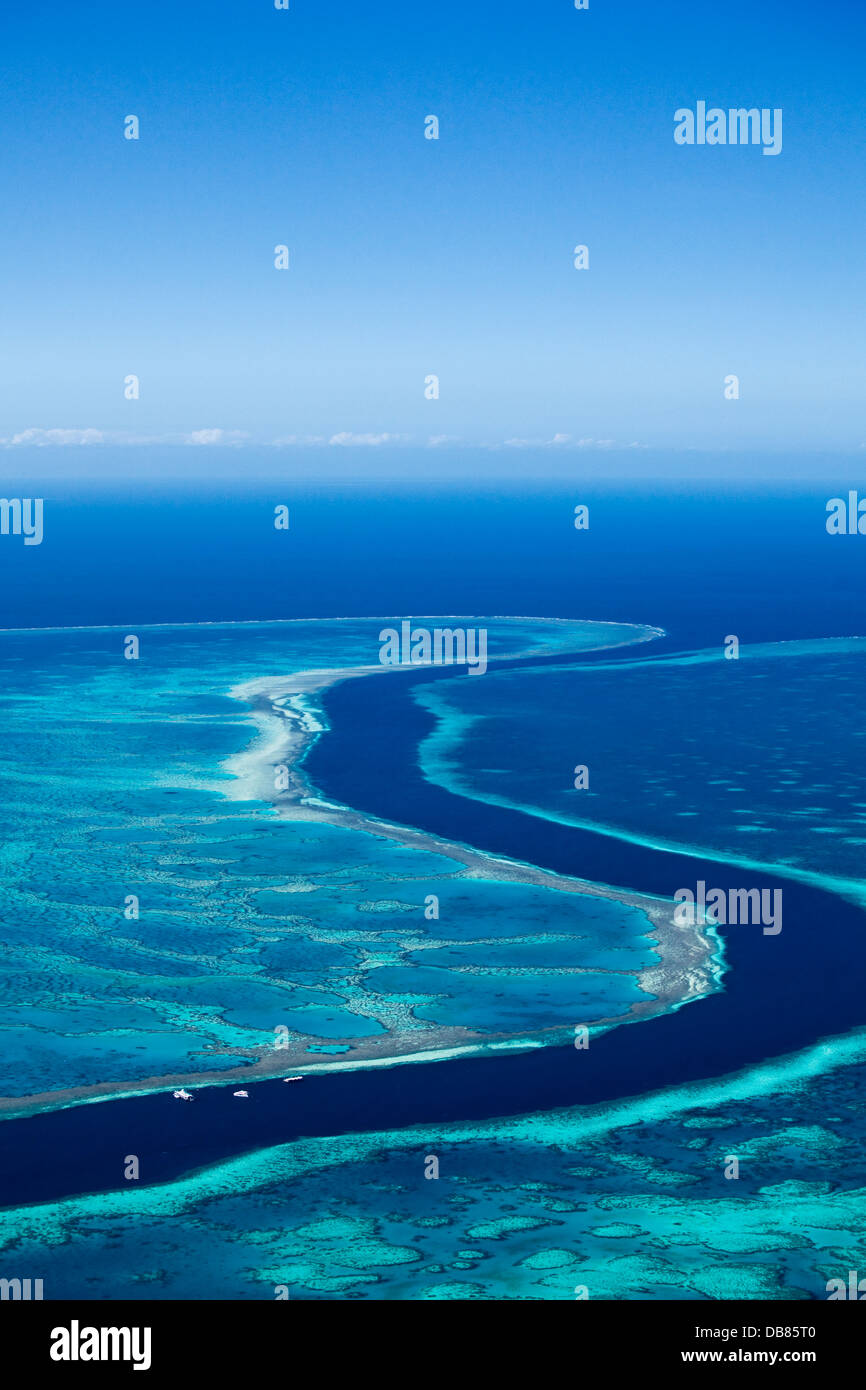 Luftaufnahme von "The River", eine 200 ft tiefe Rinne zwischen Hardys Riff und Hook Riff läuft. Great Barrier Reef Marine Park Stockfoto