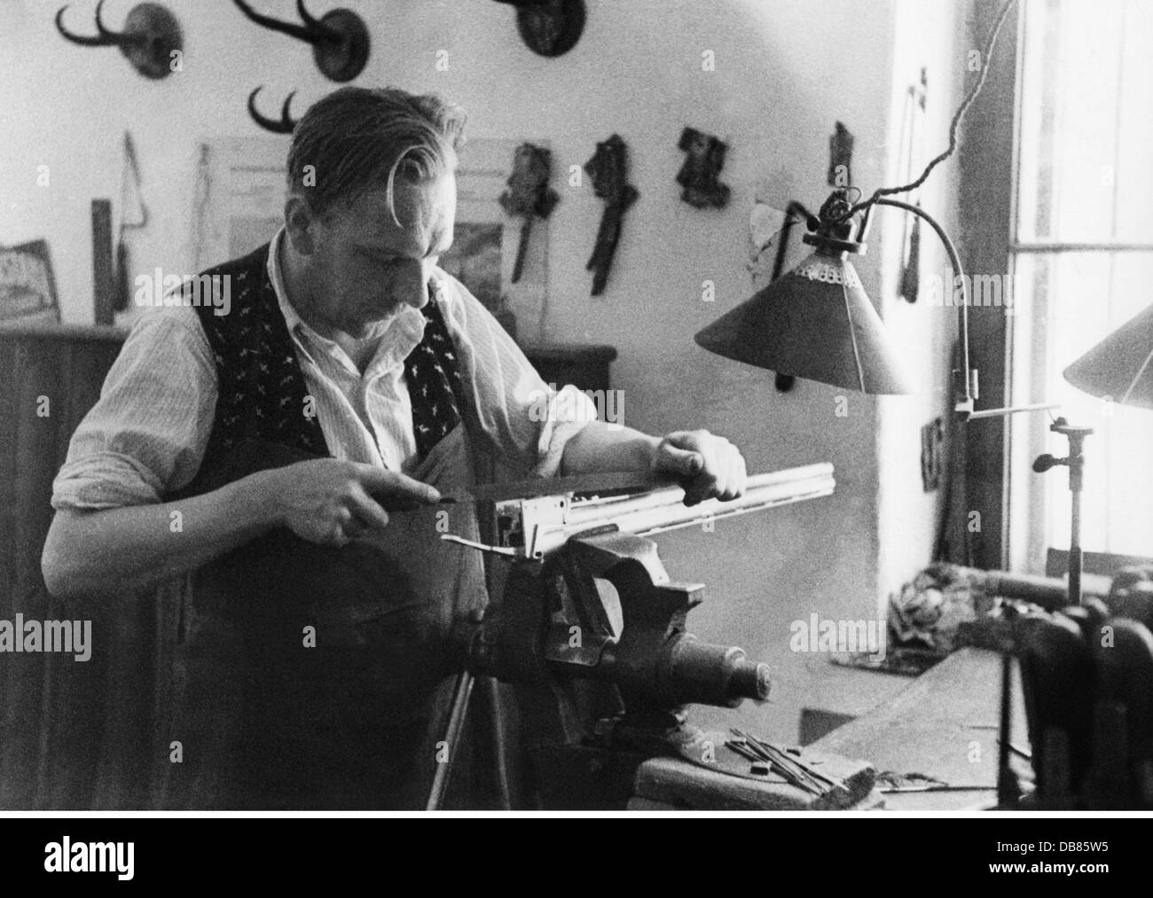 Basteln, Büchsenmacher, Systembauer, der an einem Doppelbarreled-Gewehr arbeitet, 1930er Jahre, zusätzliche-Rechte-Clearences-nicht verfügbar Stockfoto