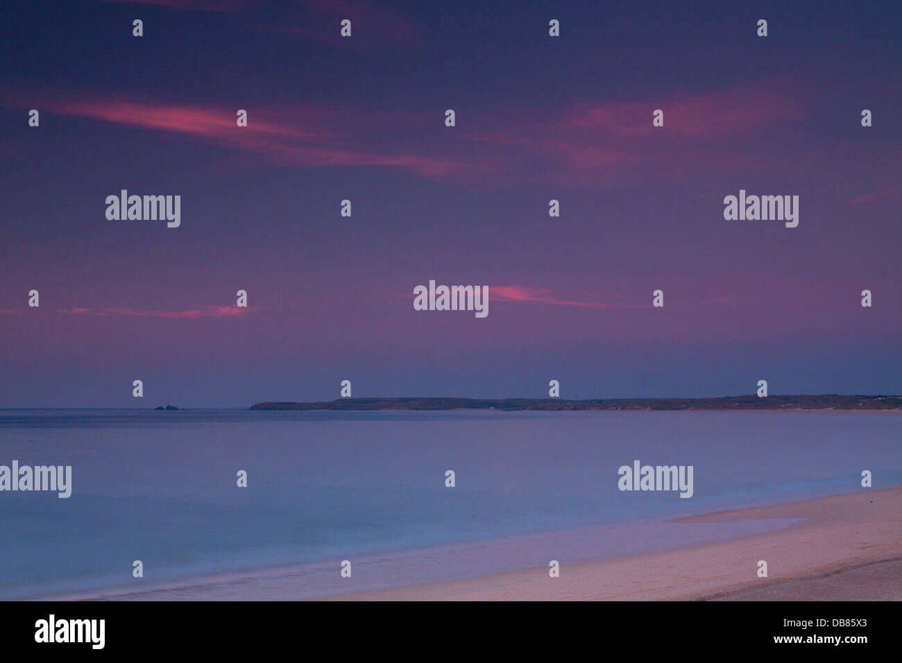 Leuchtturm von Godrevy und Godrevy Point von Carbis Bay Stockfoto