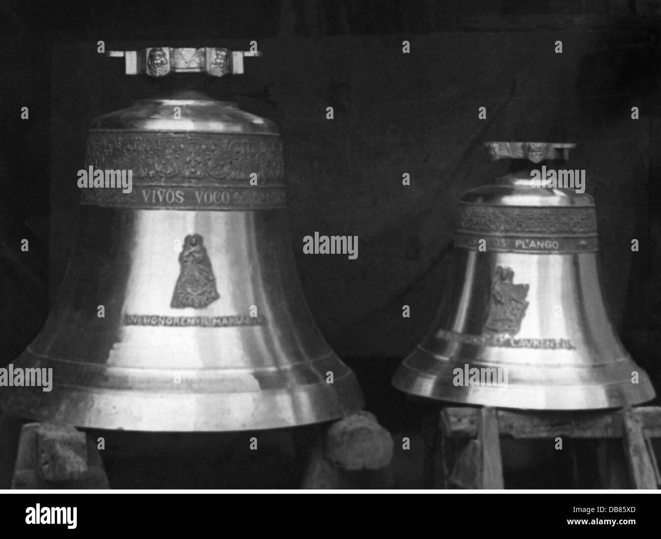 Handarbeit, Glockengründer, zwei fertige Glocken, Glockengießerei Joseph Pfundner, Wien, 1930er Jahre, zusätzliche-Rights-Clearences-nicht lieferbar Stockfoto