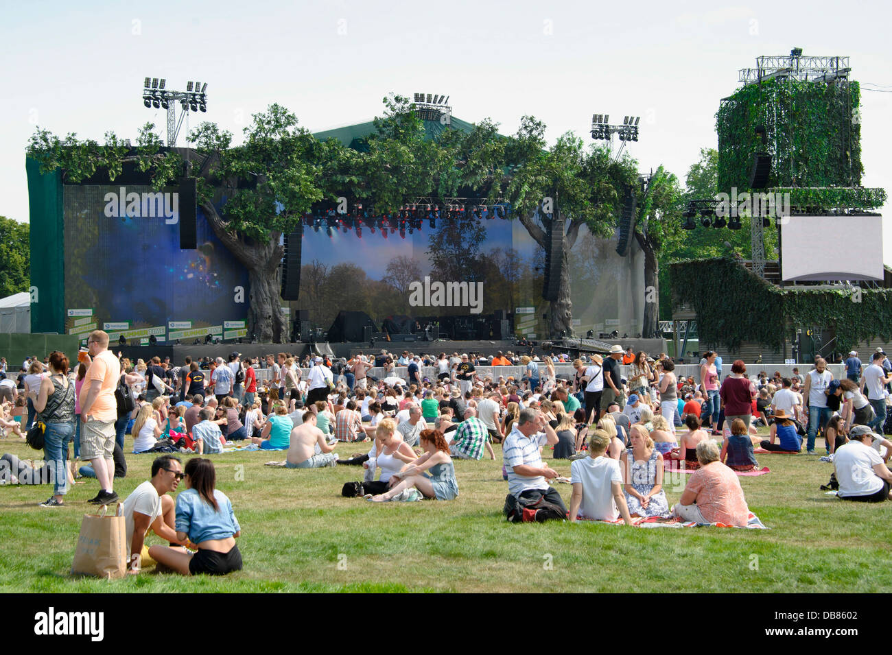 Kundenansturm vor der Barclaycard britischen Sommer Festival im Hyde Park, London, Freitag, 5. Juli 2013. Stockfoto