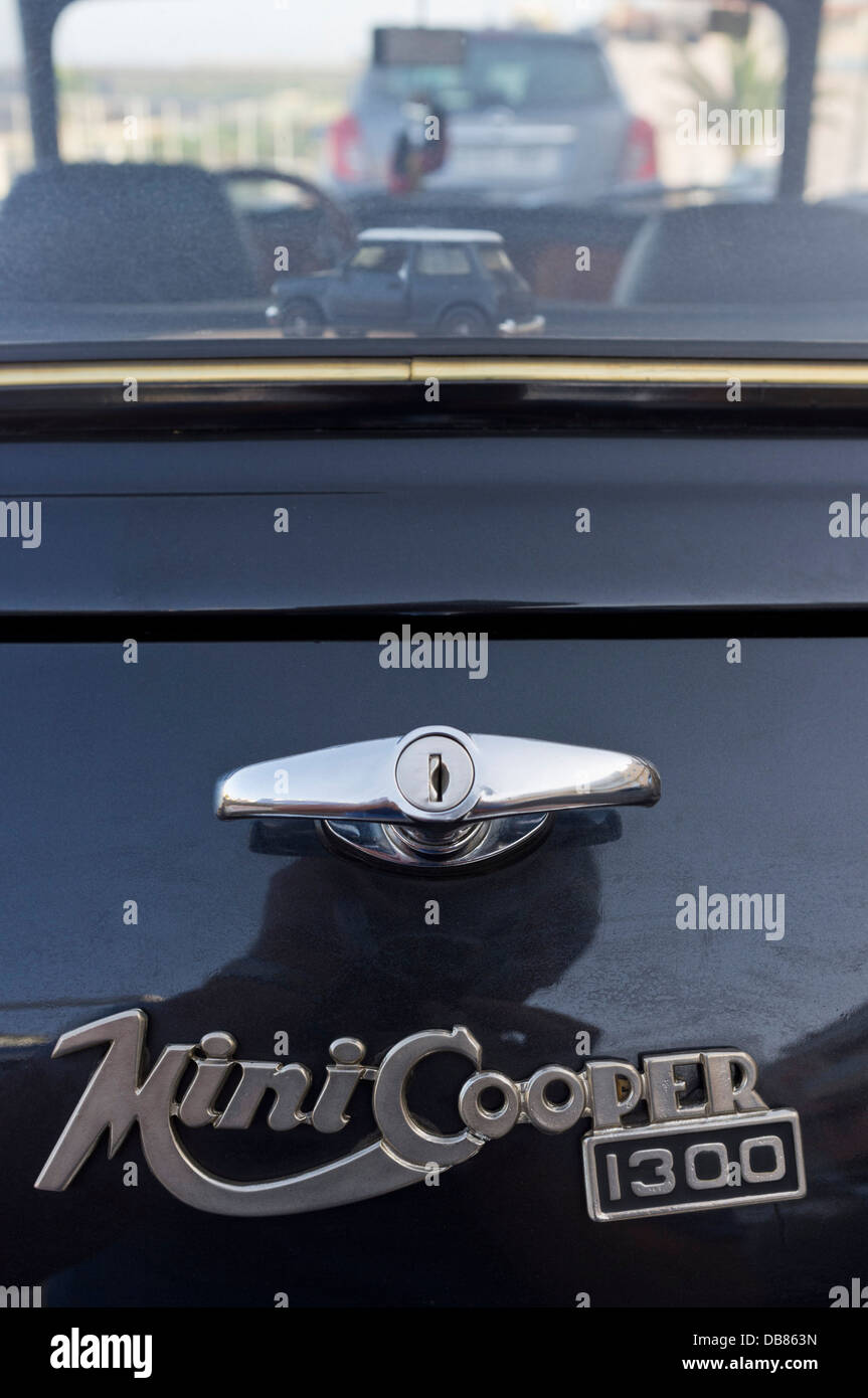 Mini Cooper 1300, 1978 Modell in schwarz mit weißen Dach geparkt auf der Straße auf Teneriffa, Kanarische Inseln, Spanien, Stockfoto