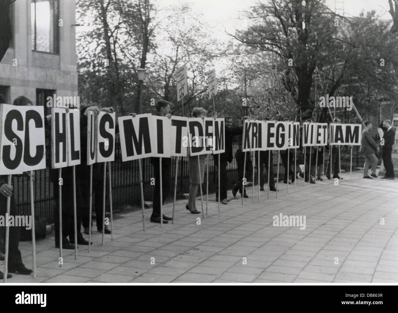 Demonstrationen, Deutschland, Protest gegen den Vietnamkrieg, Karolinenplatz, München, Deutschland, 1960er Jahre, Zusatzrechte-Clearences-nicht vorhanden Stockfoto