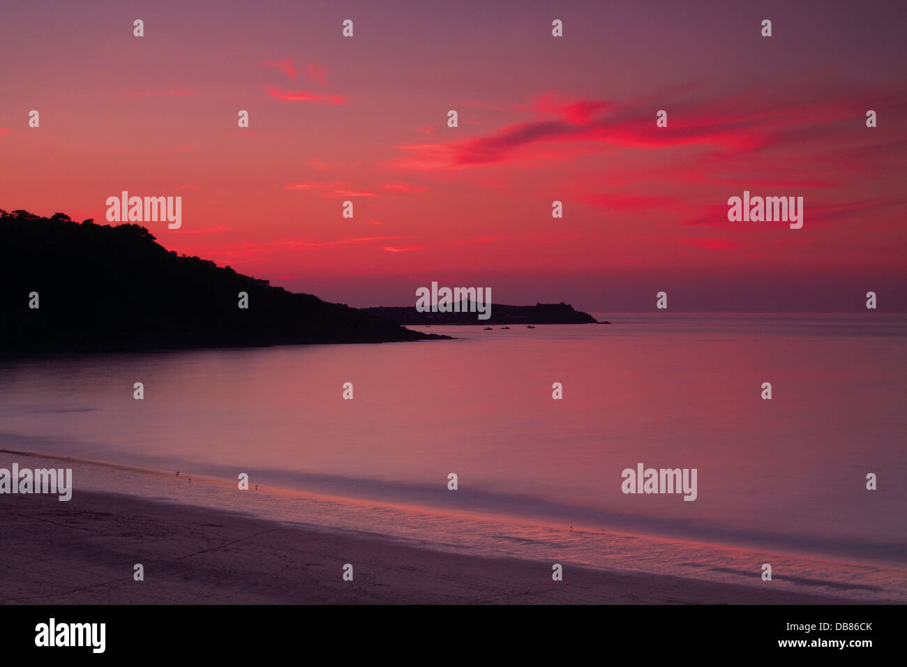 St. Ives und St Ives Bay von Carbis Bay bei Sonnenuntergang, Cornwall Stockfoto