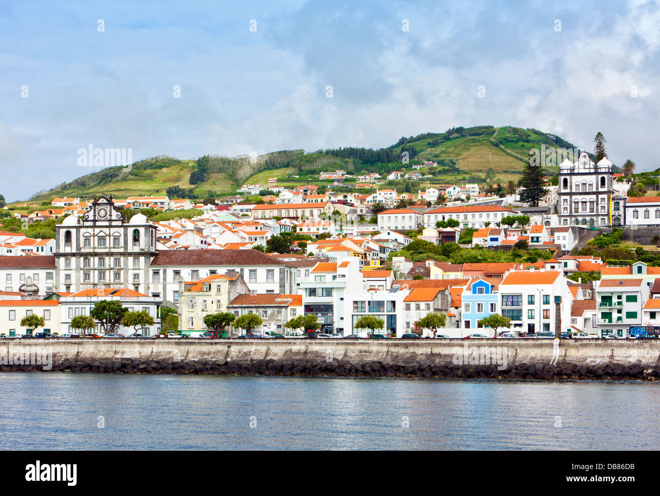 Horta, Hauptstadt der Insel Faial, Azoren mit den beiden großen Kirchen Stockfoto