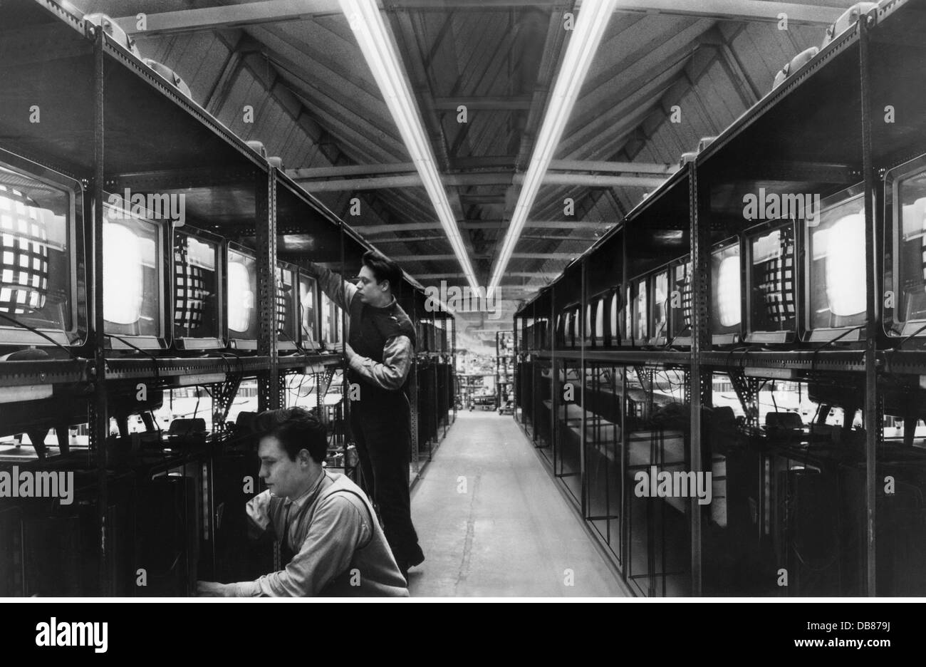 Industrie, Radio und Fernsehgeräte, Telefunken, Werk Hannover, TV-Set-Kontrolllinie während der Nachtschicht, 50er Jahre, Zusatzrechte-Clearences-nicht vorhanden Stockfoto