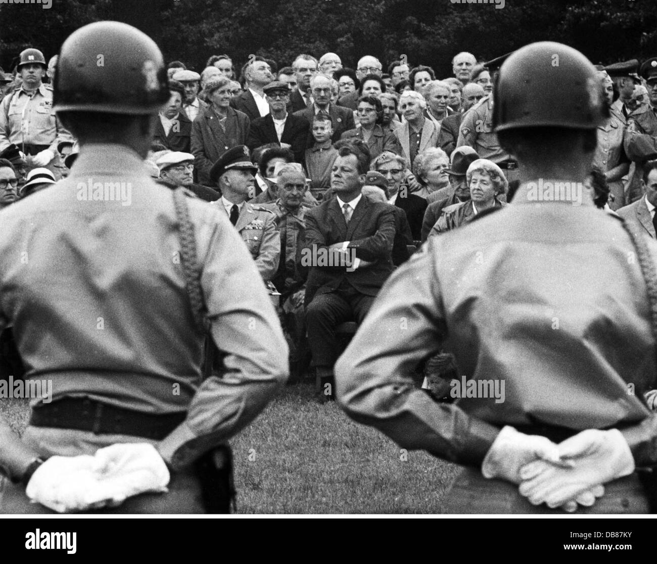 Brandt, Willys, 18.12.1913 - 8. 10.1992, deutscher Politiker (SPD), Regierender Bürgermeister von Berlin 3.10.1957 - 1.12.1966, mit dem amerikanischen Brigadier General Friedrich O. Hertel, während einer Parade der amerikanischen Streitkräfte in Berlin, 22.8.1962, Stockfoto