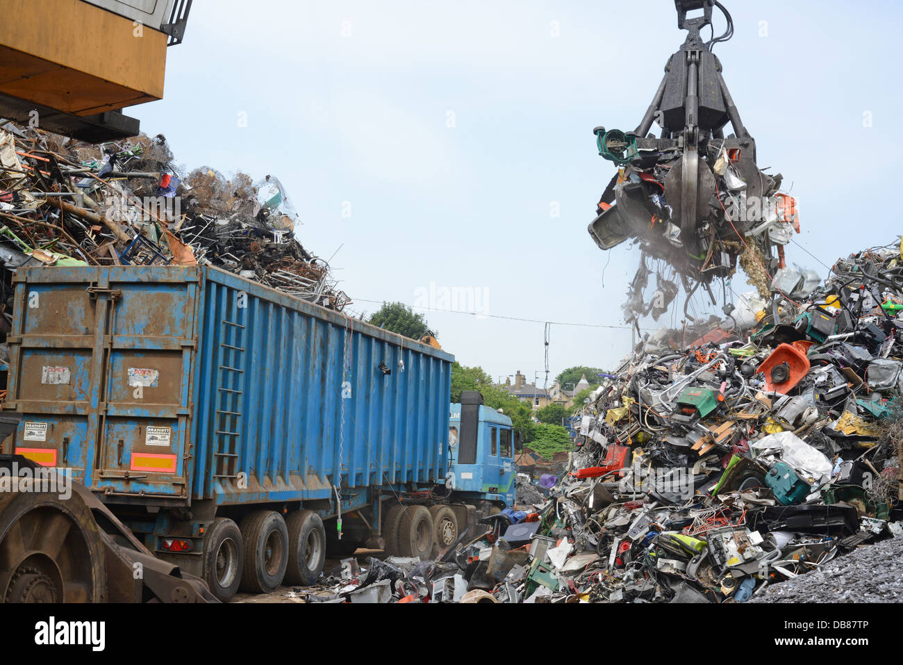 Entsorgung von WEEE Elektro- und Elektronik-Altgeräten in Wagen bei der Bearbeitung geladen werden Hof Vereinigtes Königreich Stockfoto