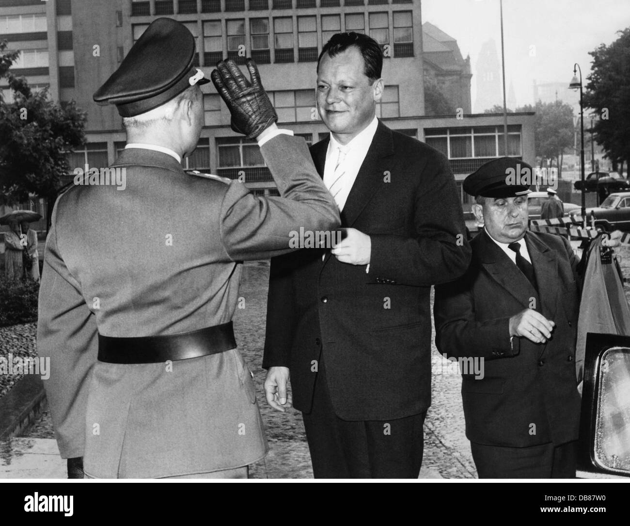 Brandt, Willys, 18.12.1913 - 8. 10.1992, deutscher Politiker (SPD), Regierender Bürgermeister von Berlin 3.10.1957 - 1.12.1966, wird von einem Polizisten begrüßt, etwa 1960, Stockfoto