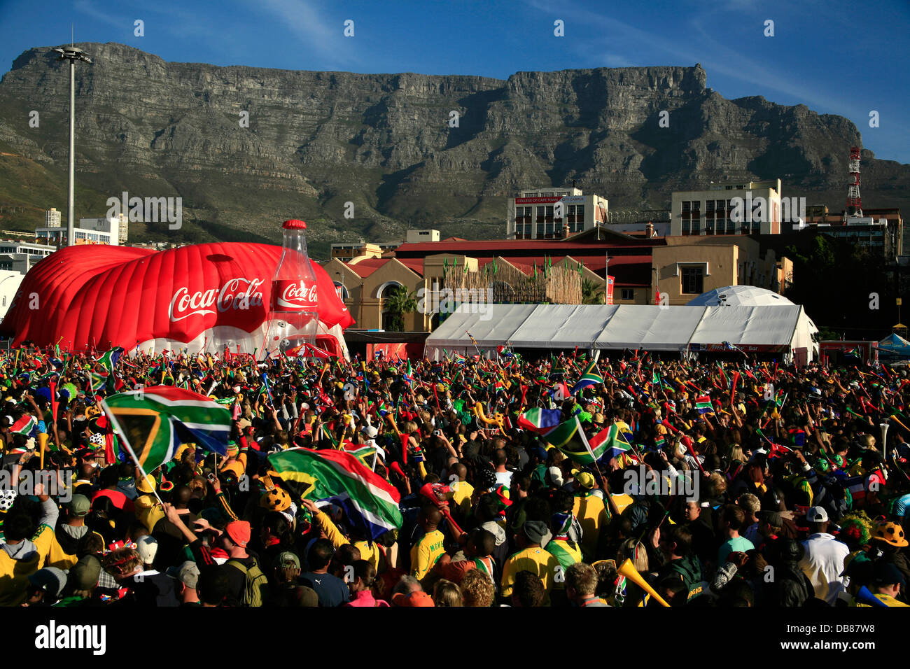 Südafrikanische Fans feiert Grand Parade Fan Park stolz Leidenschaft wehende südafrikanische Fahnen in Kapstadt Tafelberg in Stockfoto