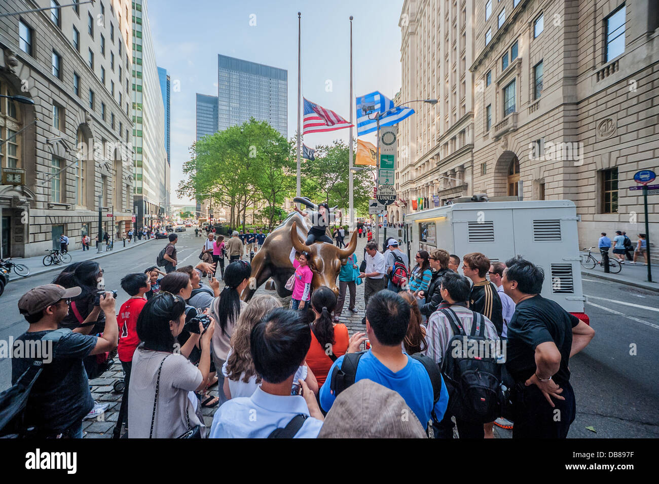 Eine Menge von Menschen darstellen und Fotografieren im Wall Street Bull laden in New York City Stockfoto